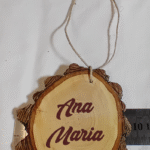 Ornament din lemn rar personalizabil – gravură manuală